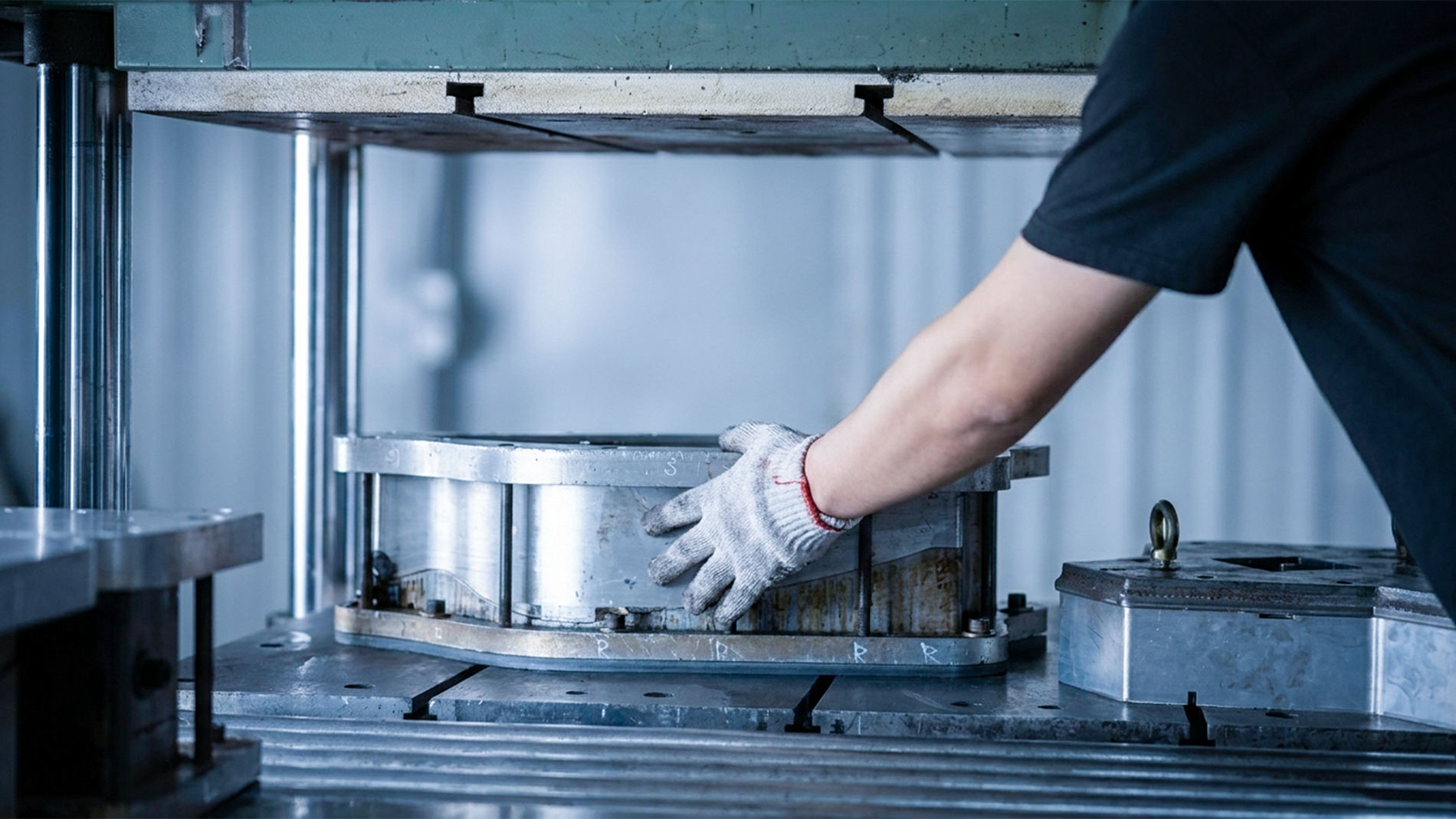 Hot press machine forming carbon fiber composite parts