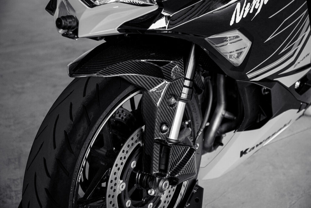 Carbon fiber front fender for motorcycle's front wheel
